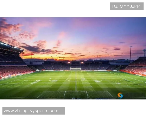 足球位于绿茵场上的激情碰撞与团队合作的完美结合